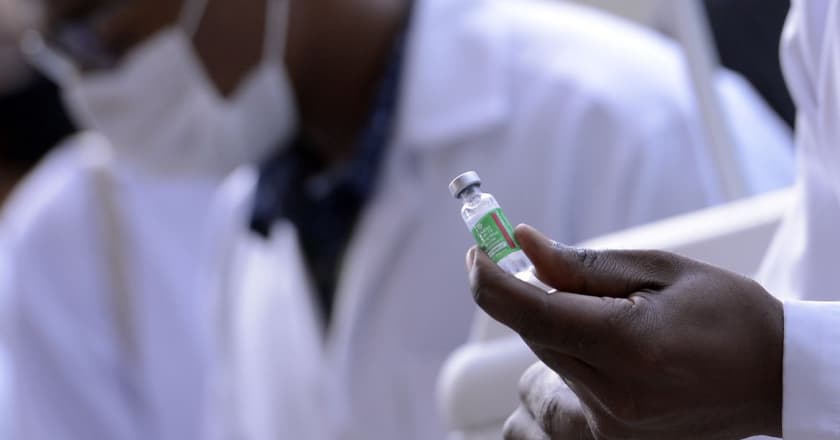 oxford-astrazeneca tem novo lote de vacina enviado