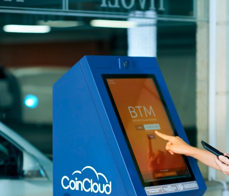 Primeiro caixa eletrônico de bitcoins do Paraná é instalado em Curitiba