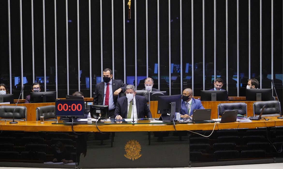 Após aprovação de MP, Câmara debate privatização da Eletrobras