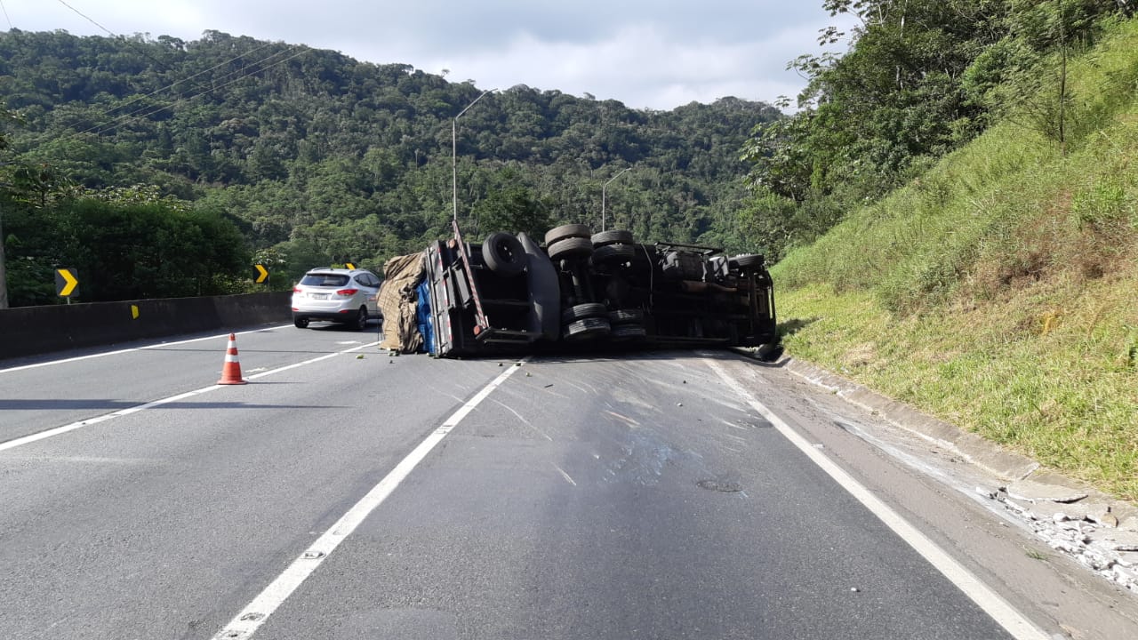Acidente na BR-376: Caminhão tomba e interdita faixas em Guaratuba