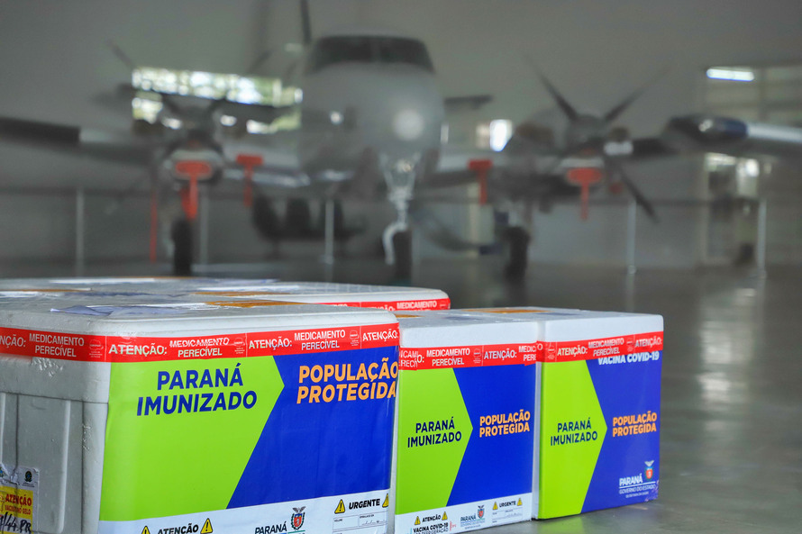 Paraná recebe 158 mil vacinas contra a Covid-19 nesta quinta
