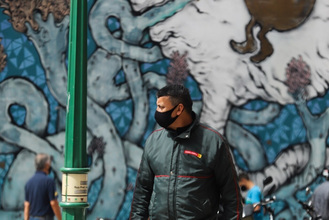 Movimentacao no centro de Curitiba de pessoas com mascara contra a Covid 19. Foto: Geraldo Bubniak/AGB