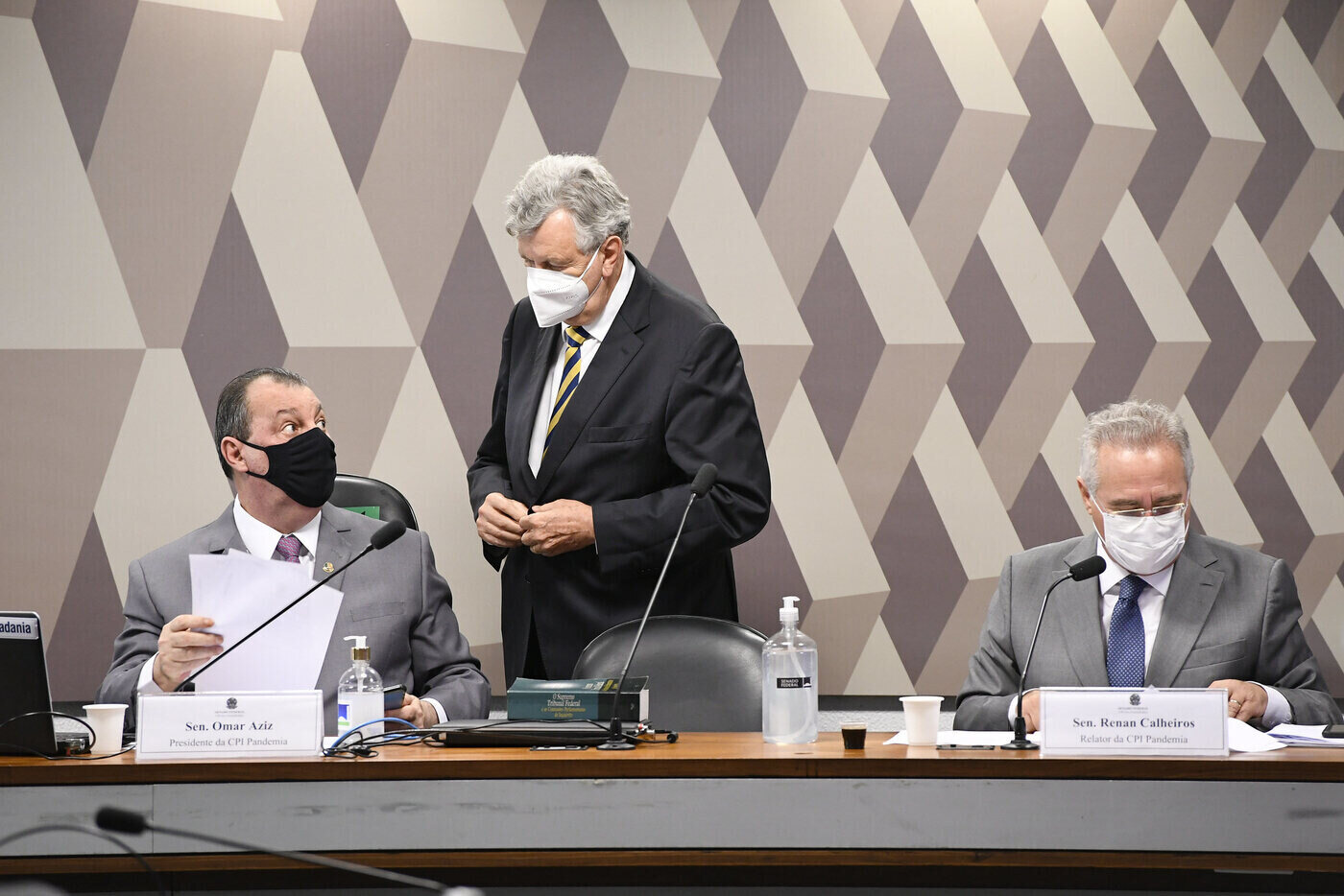 Primeira sessão de trabalho da CPI da Covid tem bate-boca e convocação de ex-ministros da Saúde de Bolsonaro