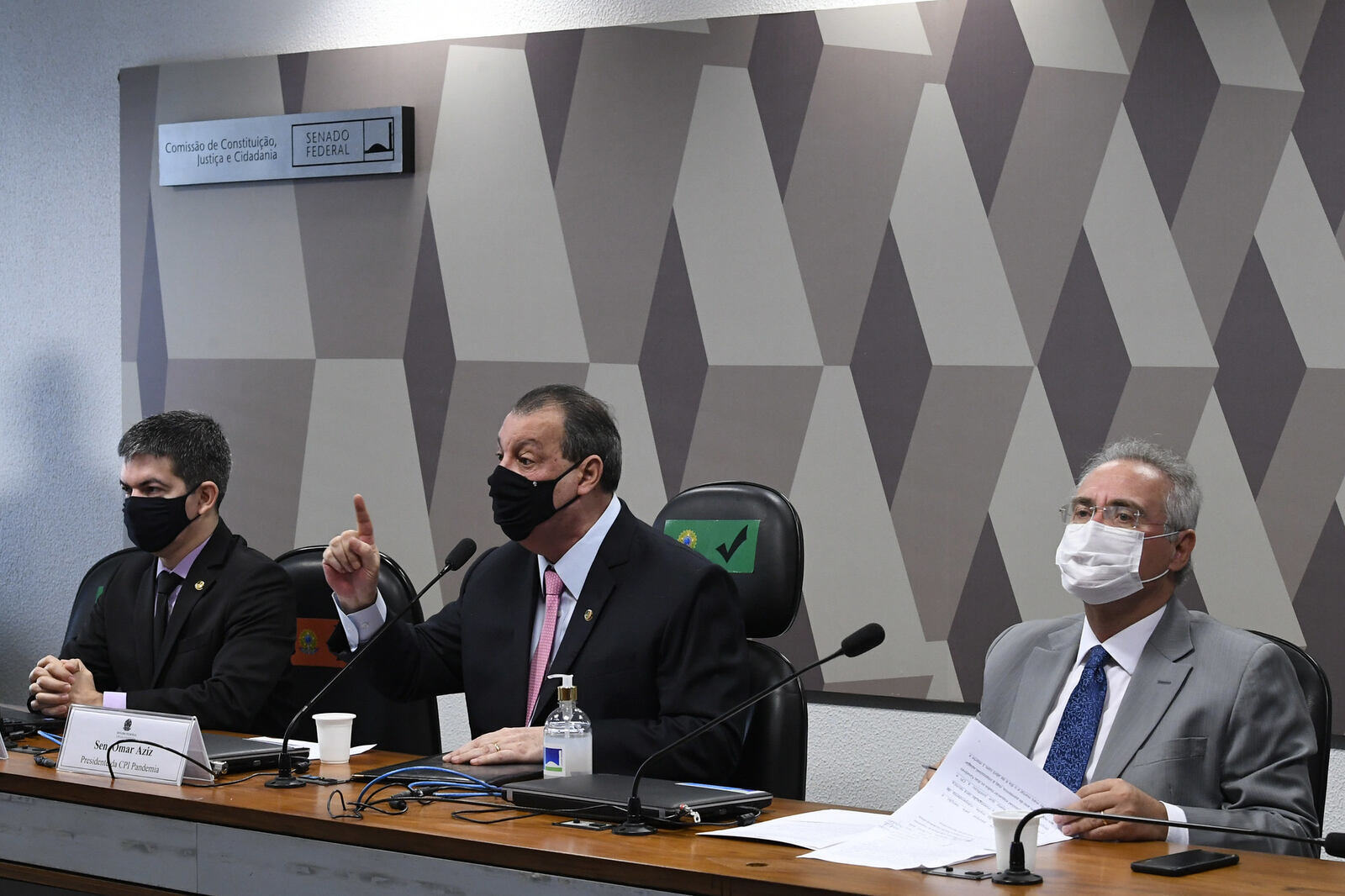 CPI da Covid é instalada no Senado com relatoria de Renan Calheiros