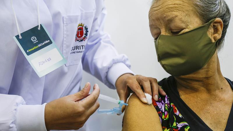 Curitiba passa de 300 mil vacinados, mas deve paralisar aplicações da 1ª dose