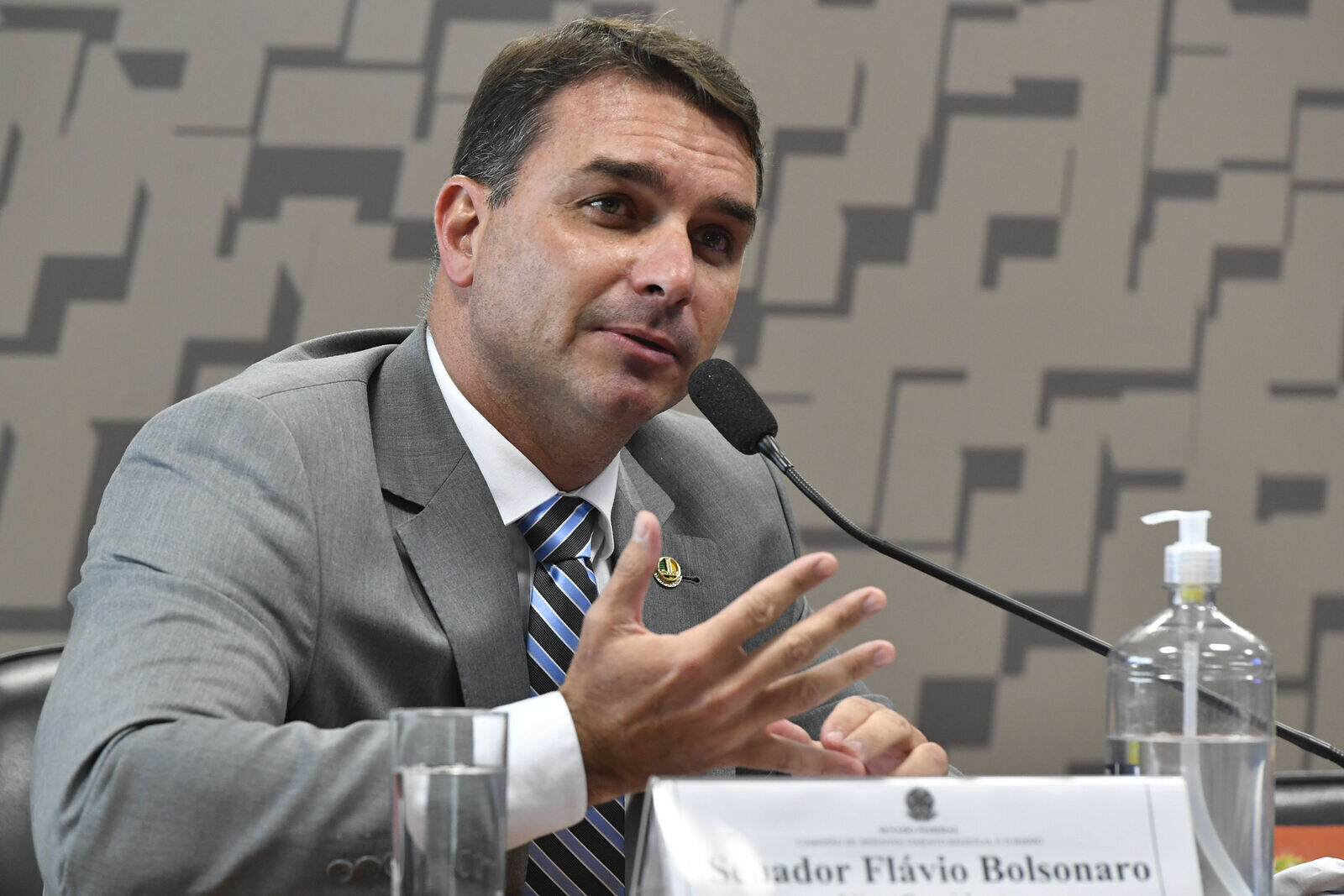 Flávio Bolsonaro afirma que Pacheco foi irresponsável e ingrato ao permitir a CPI