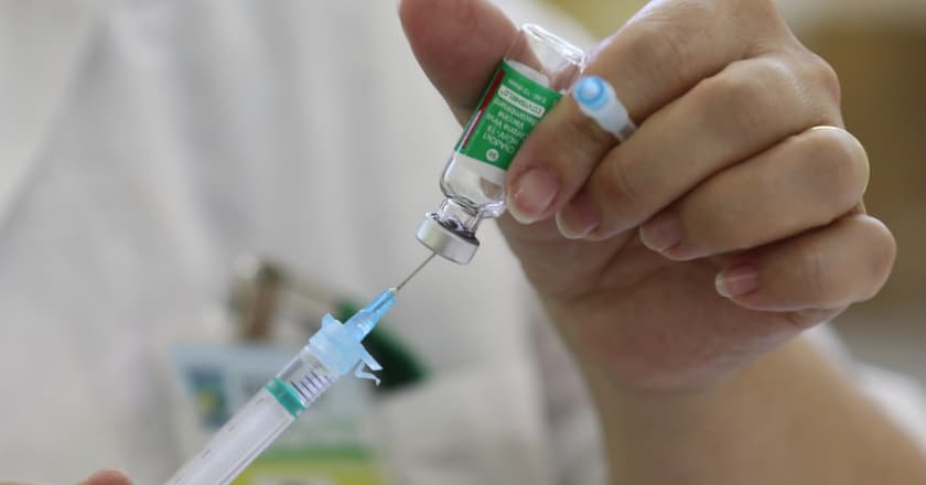 Fura-Filas: 18 prefeituras do Paraná devem explicar vacinação de parlamentares