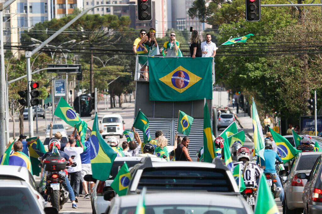 Marcha da Família em Curitiba pede liberação de igrejas e recebe apoio de Bolsonaro