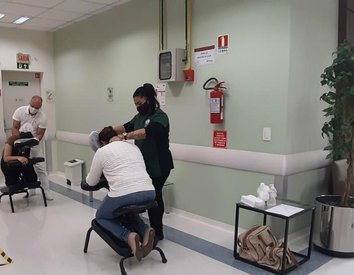 Campanha oferta massagens em profissionais da saúde nos hospitais de Curitiba