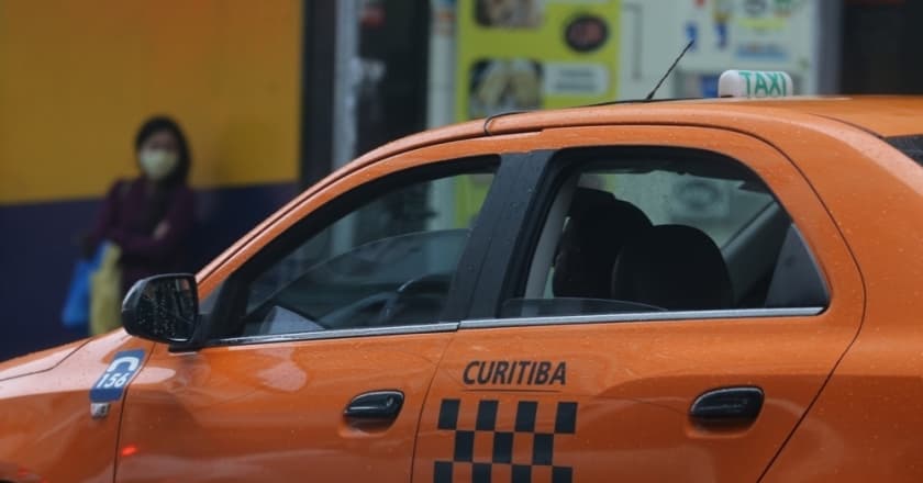 Prefeitura sanciona lei que dá isenção tarifária para taxistas em Curitiba