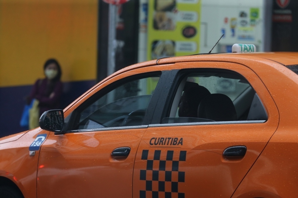 Prefeitura sanciona lei que dá isenção tarifária para taxistas em Curitiba