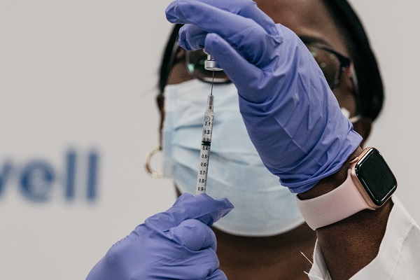 EUA já aplicaram vacina contra Covid-19 em mais da metade dos adultos do país