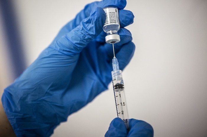 Agência europeia aprova terceira dose de vacina da Pfizer para todos os adultos