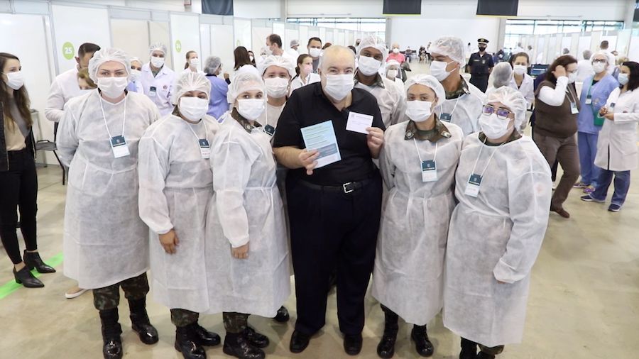 Prefeito de Curitiba, Rafael Greca é vacinado contra a Covid-19