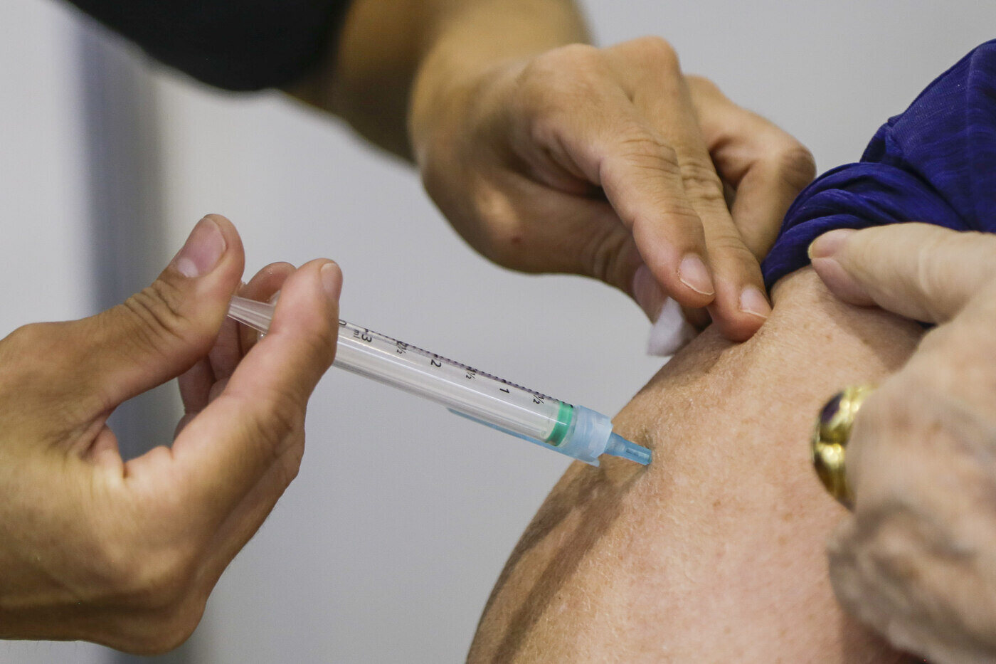 Covid-19: Decreto torna obrigatória vacinação para servidores municipais em Foz do Iguaçu