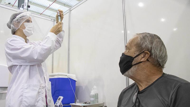 Curitiba retoma vacinação da primeira dose com idosos de 66 anos na segunda-feira