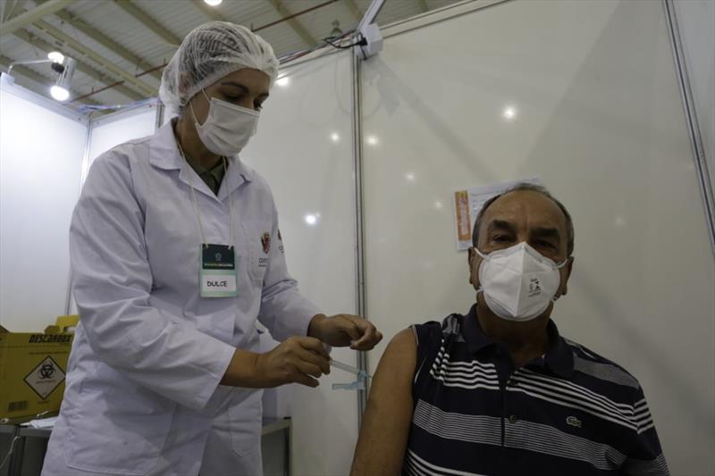 Em Curitiba, 813 mil já receberam ao menos uma dose da vacina contra a covid-19