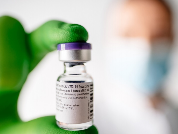 Vacina da Pfizer chega em maio e aplicação será concentrada no Barigui, projeta SMS