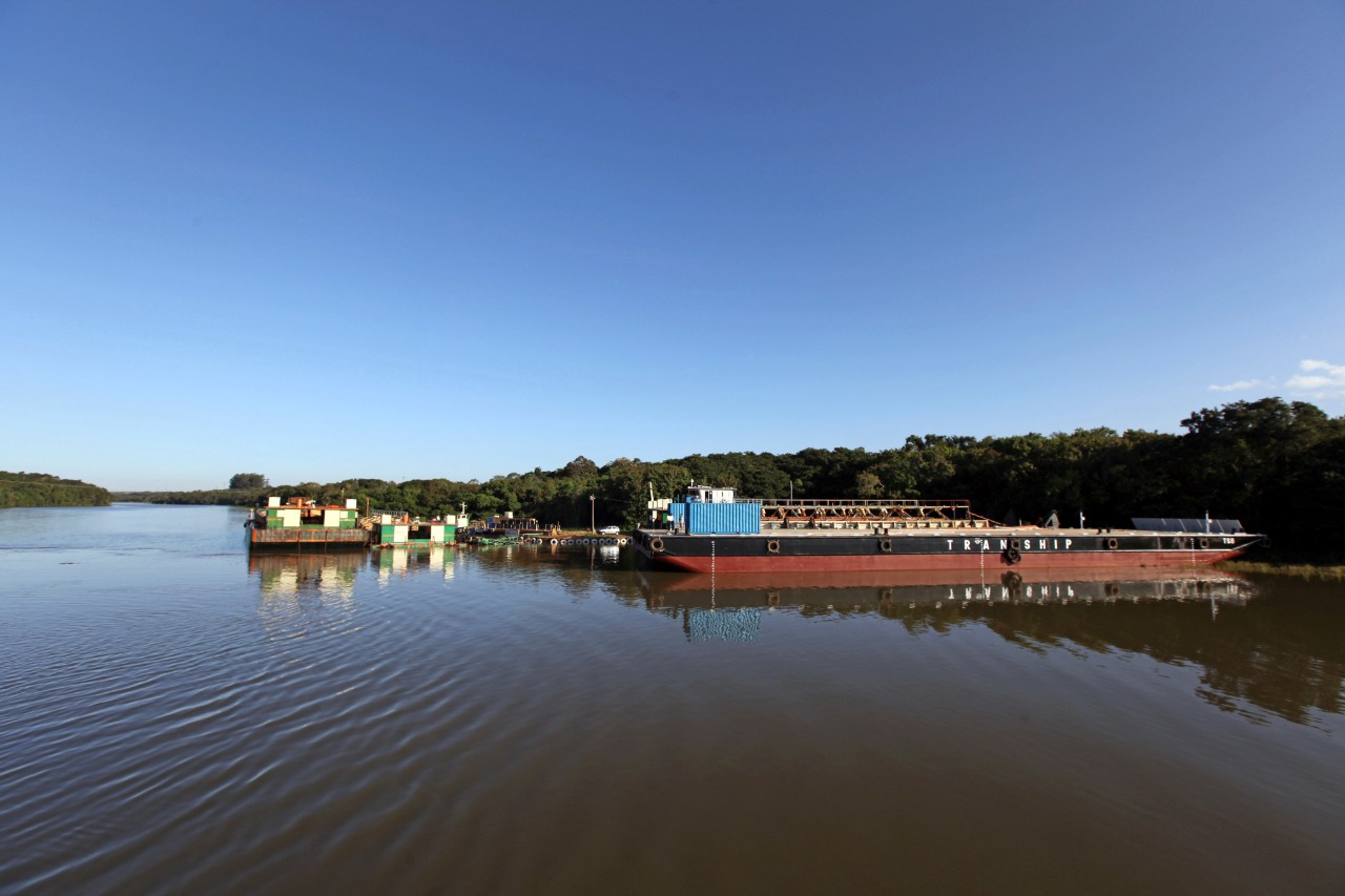 Elevação no nível do Rio Paraná permite escoamento da safra paraguaia
