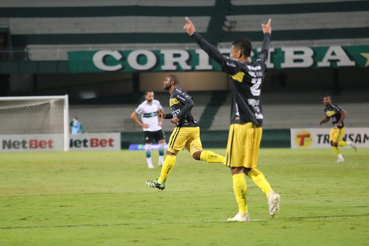 FC Cascavel vence Coritiba e Operário segue na liderança do Paranaense