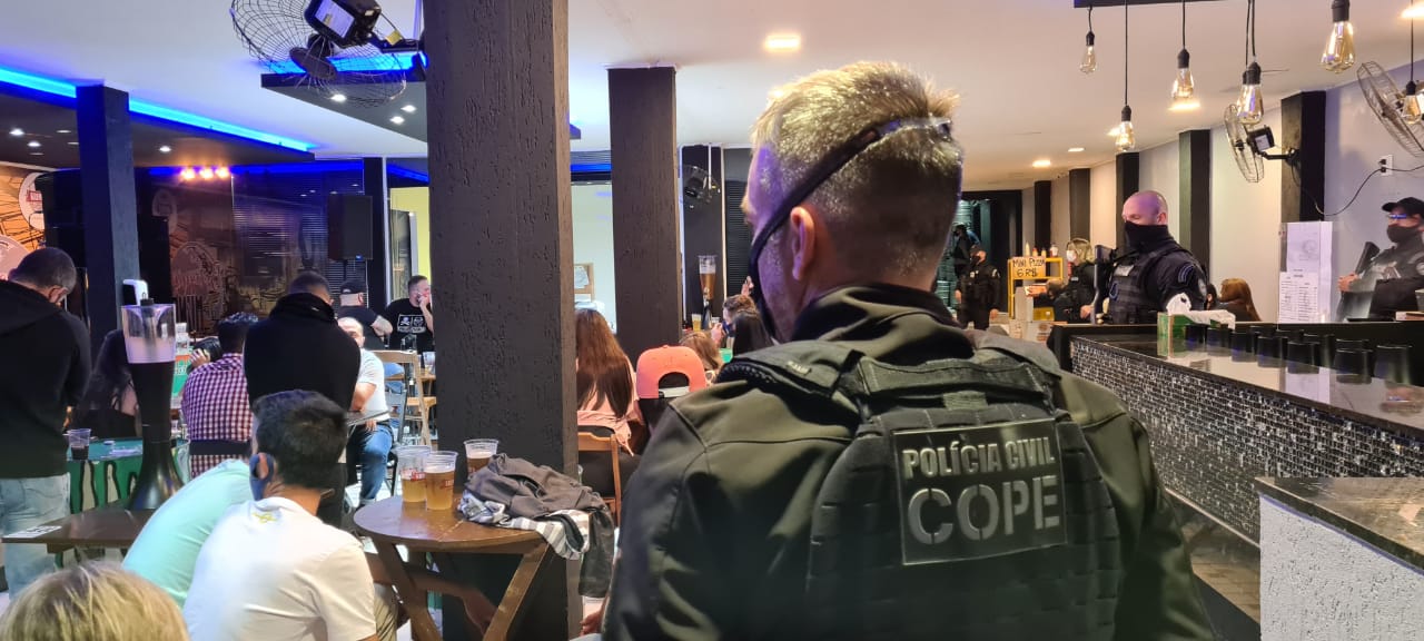 Bar é fechado pela Polícia Civil em Curitiba após aglomeração com 50 pessoas