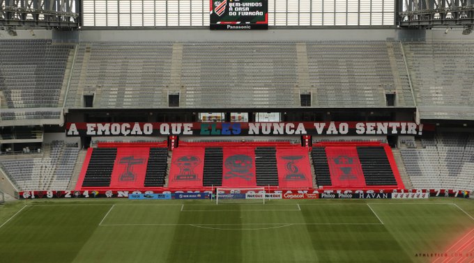 Torcida do Athletico coloca faixa na Arena da Baixada com provocação ao Coritiba