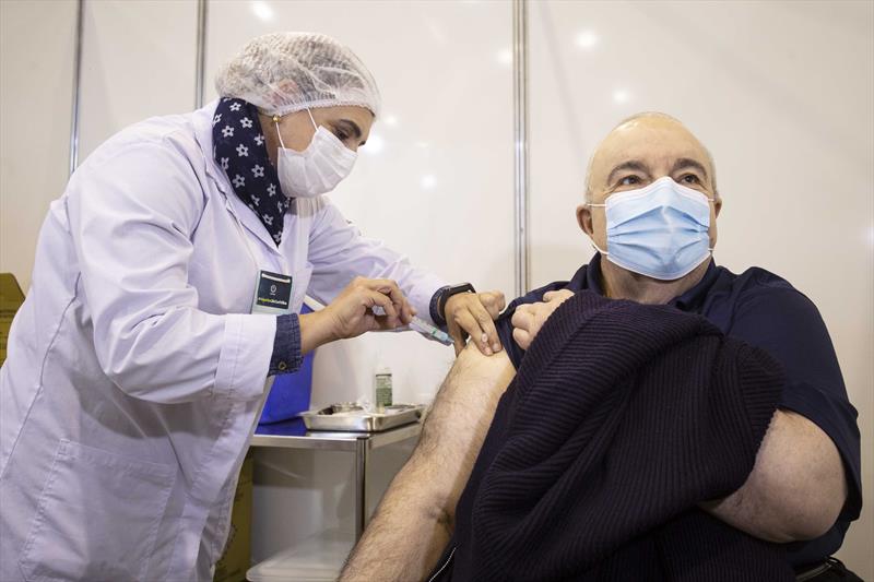 Rafael Greca recebe segunda dose da vacina coronavac