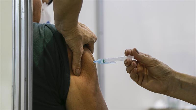 Curitiba inicia vacinação de pessoas com comorbidades com 55 anos nesta quinta-feira