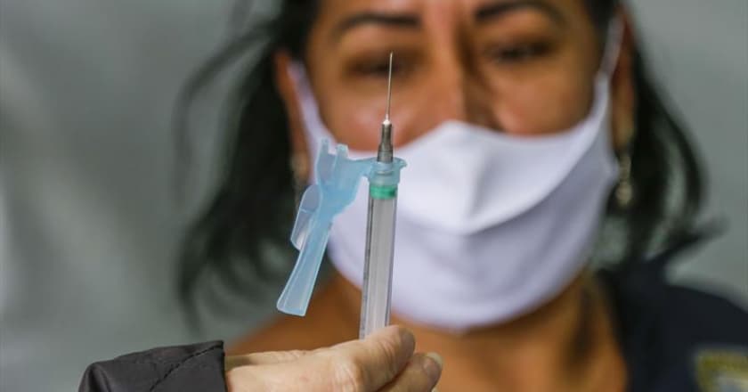 Curitiba irá vacinar pessoas com comorbidades e professores nesta segunda-feira (31)