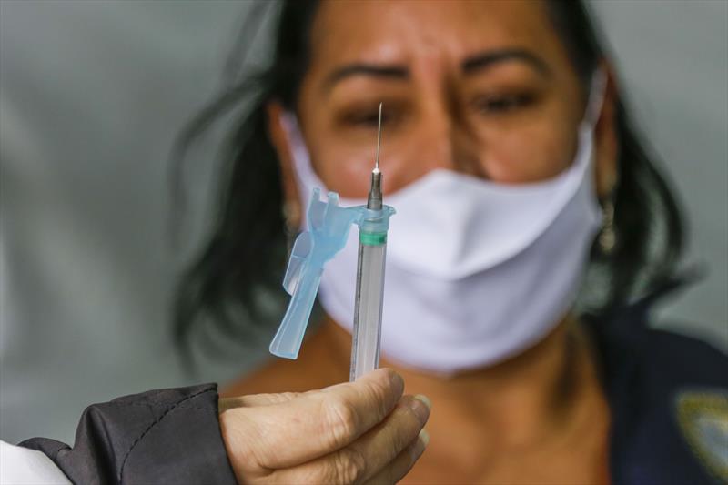 Curitiba irá vacinar pessoas com comorbidades e professores nesta segunda-feira (31)