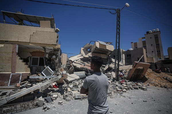 GAZA, PALESTINA, 15.05.2020: Palestinos inspecionam escombros de uma casa destruída por ataques aéreos israelenses em Khan Yunis, ao sul da Faixa de Gaza, no sábado (15). No sétimo dia de confrontos entre Israel e Hamas, ataques aéreos israelenses na madrugada deste domingo (16) mataram 33 pessoas, incluindo 13 crianças, de acordo com autoridades de saúde de Gaza. (Foto: Yousef Masoud/TheNews2/Folhapress)