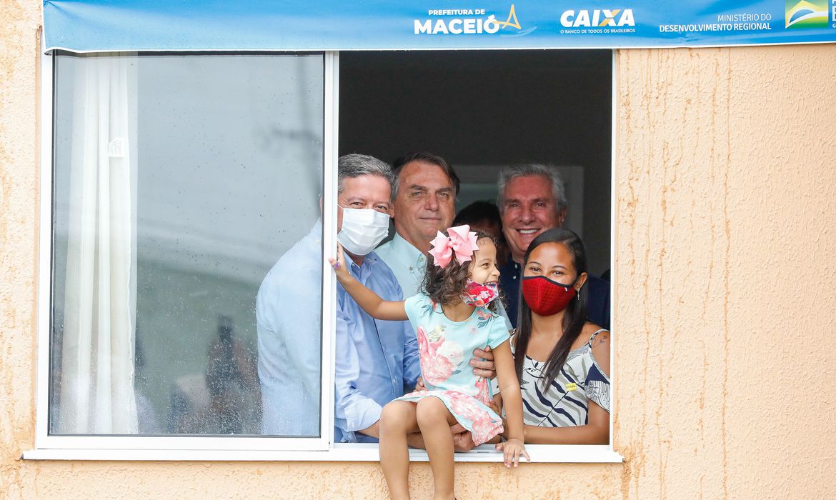 (Maceió - AL, 13/05/2021) Presidente da República Jair Bolsonaro, visita unidade habitacional e posa para fotografia com família beneficiada.
Foto: Alan Santos/PR