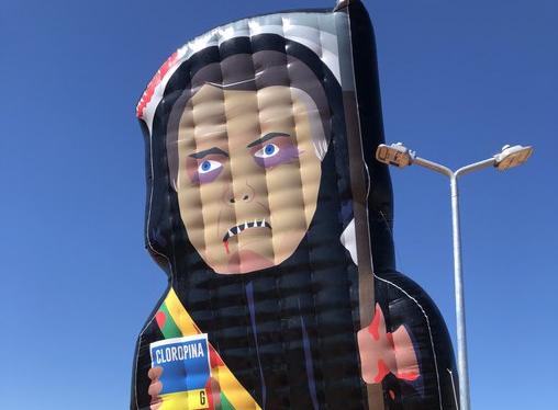 Ativistas inflam boneco de Capitão Cloroquino em Brasília