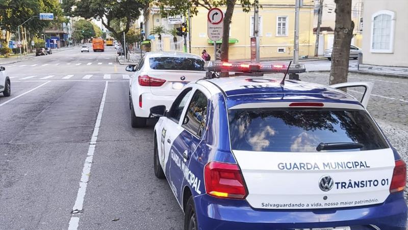Guarda Municipal interrompe corrida entre carros de luxo no Centro Cívico de Curitiba