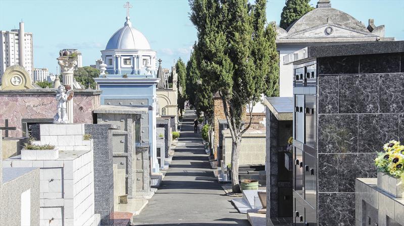 Cemitérios municipais de Curitiba abrem no Dia das Mães