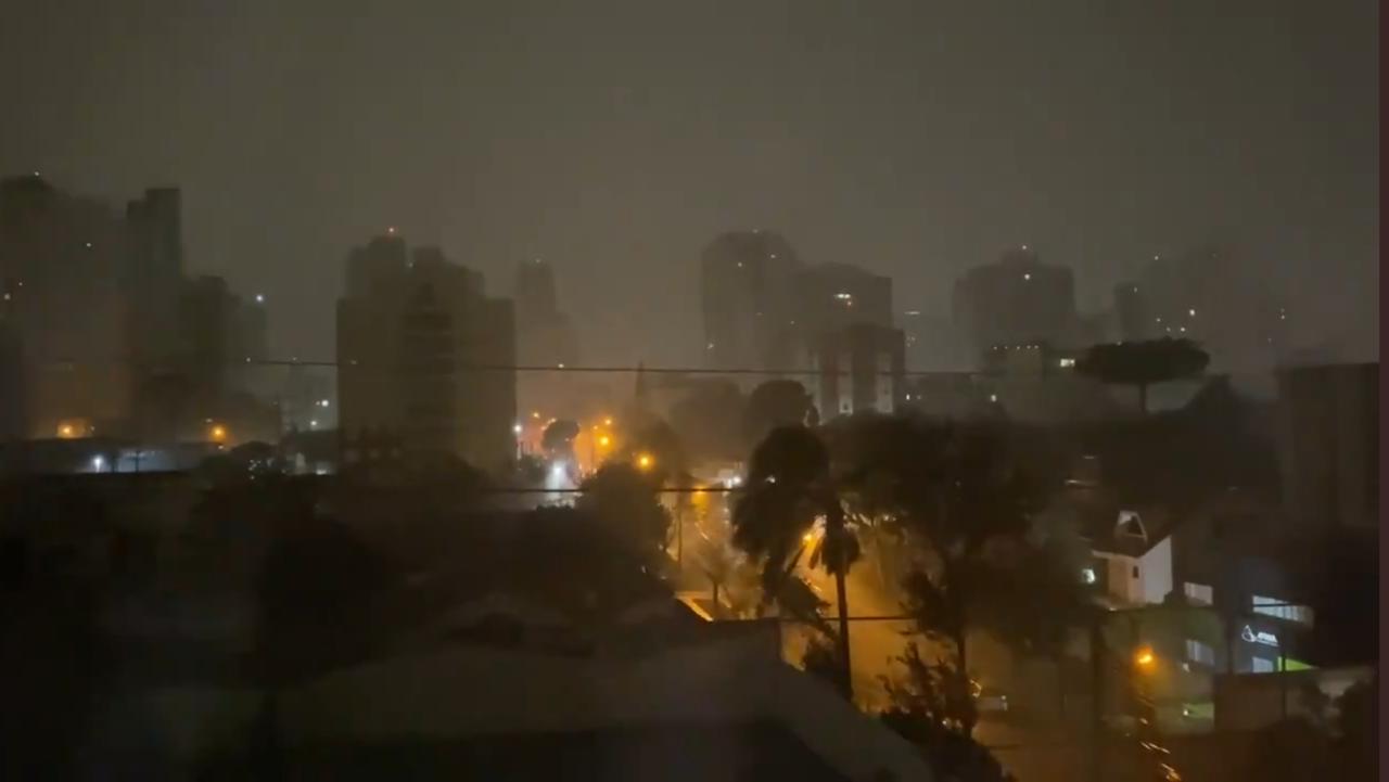 Tempestade atinge PR durante a madrugada, e ventos fortes causam estragos em Curitiba