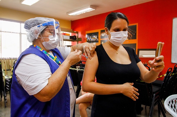 Covid-19: Paraná analisa suspensão da vacinação em grávidas com doses da Astrazeneca