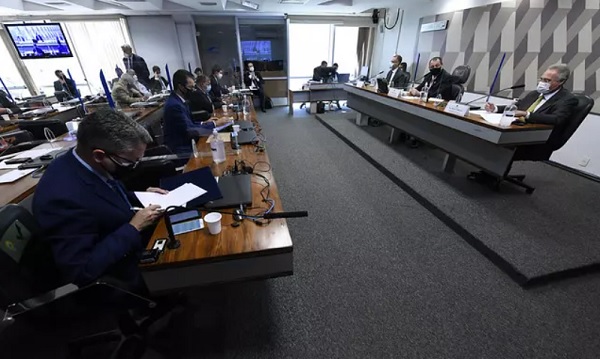CPI da Covid ouve Pfizer sobre negociações com governo brasileiro; assista ao vivo