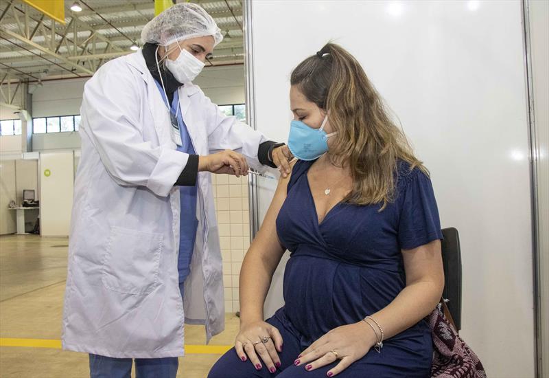 Grávidas são vacinadas contra a Covid-19 com Pfizer em Curitiba, diz Prefeitura