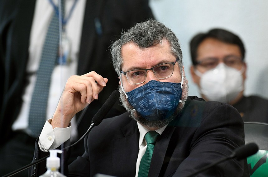 Ernesto confirma à CPI ação de Bolsonaro por cloroquina e mente sobre agressões à China