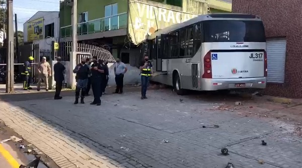 Grave acidente envolvendo ônibus e carro deixa seis pessoas feridas em Curitiba; veja vídeo