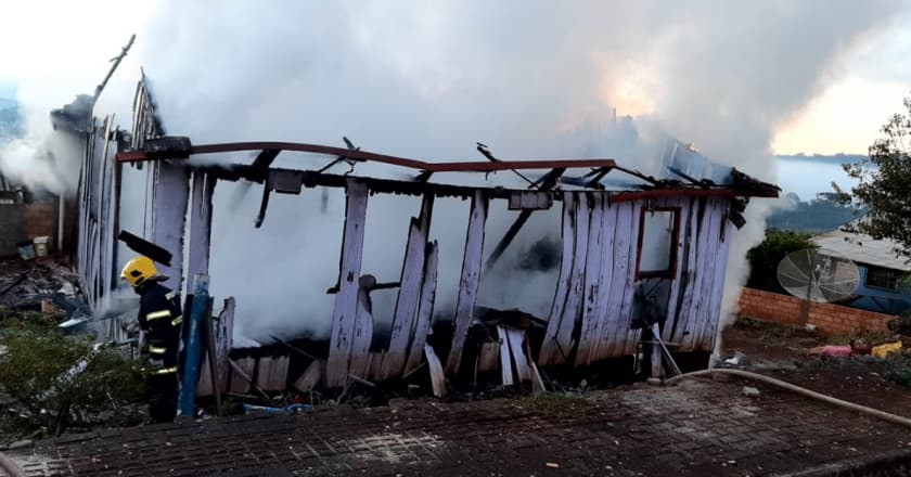 Incêndio em Santa Catarina mata quatro pessoas da mesma família