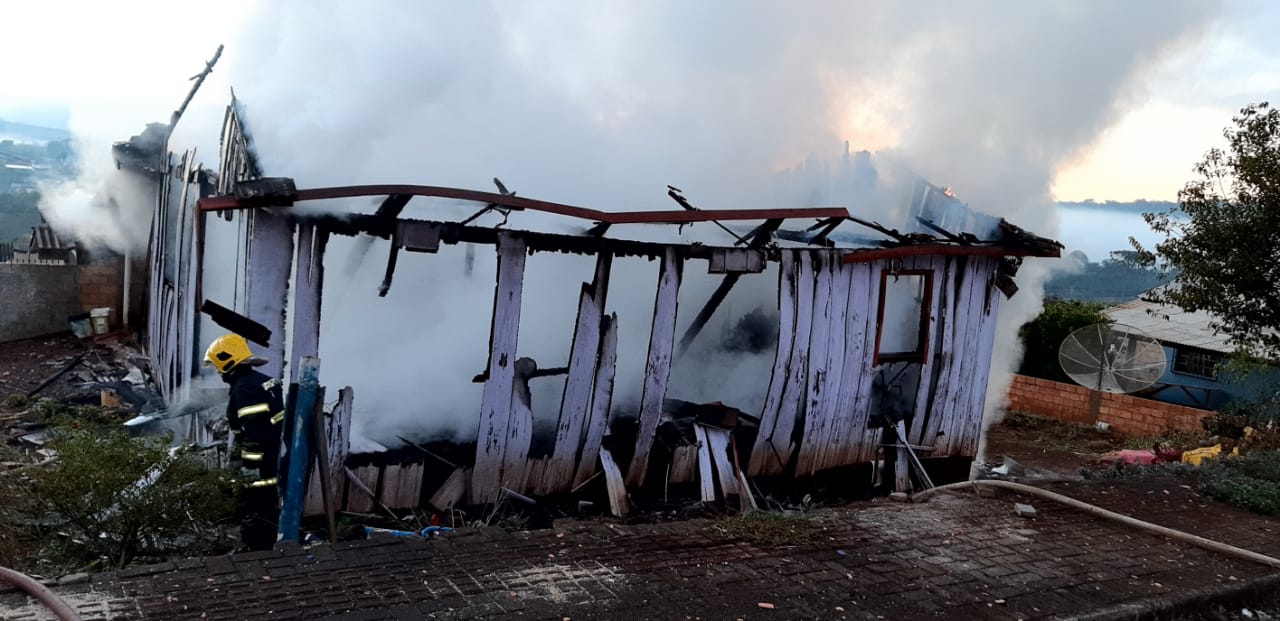 Incêndio mata família de quatro pessoas no oeste de Santa Catarina