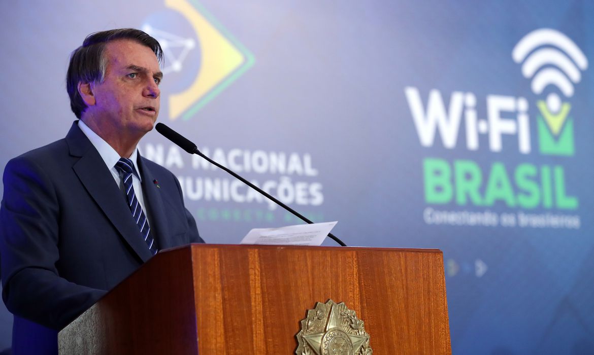 Bolsonaro cogita decreto de livre circulação para furar medidas restritivas