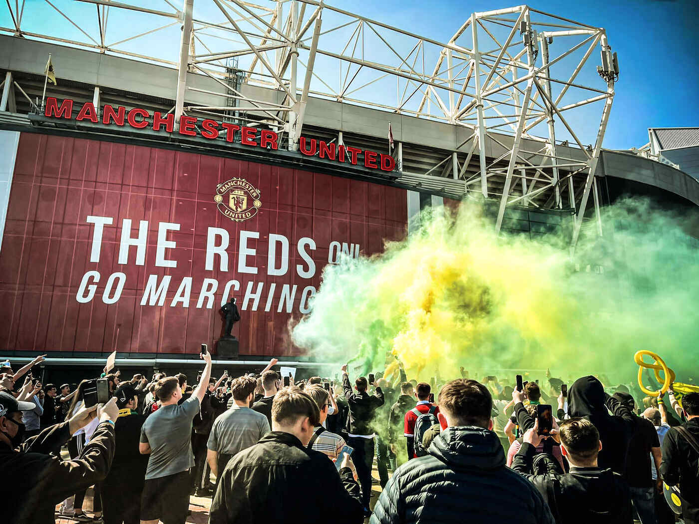 Manchester United x Liverpool: Jogo é adiado por protestos contra os donos do United