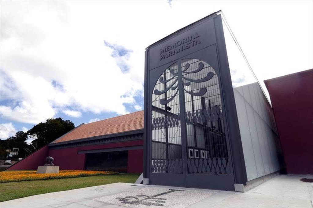 Complexo cultural Memorial Paranista, no Parque São Lourenço, entregue pela prefeitura de Curitiba com obras de João Turin