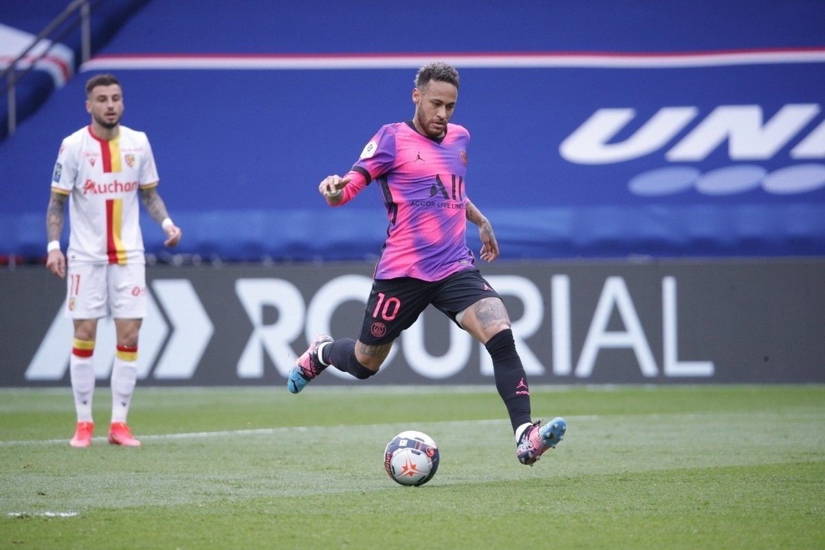 Neymar faz gol e dá assistência na vitória do PSG sobre o Lens