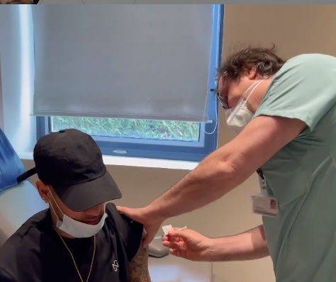 Chegou a minha vez, diz Neymar ao ser vacinado contra a Covid-19