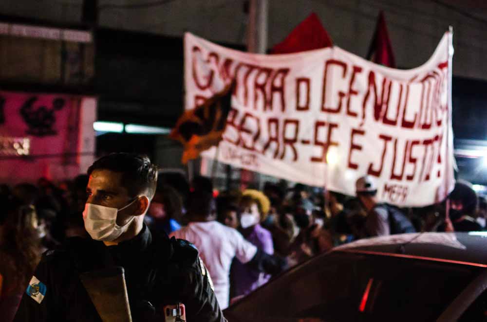 RIO DE JANEIRO,RJ,07.05.2021:MASSACRE-JACAREZINHO-PROTESTO - Protesto contra o massacre de Jacarezinho, realizado na cidade do Rio de Janeiro, RJ, na noite desta sexta feira, 07. (Foto: Ramon Vellasco/Futura Press/Folhapress)