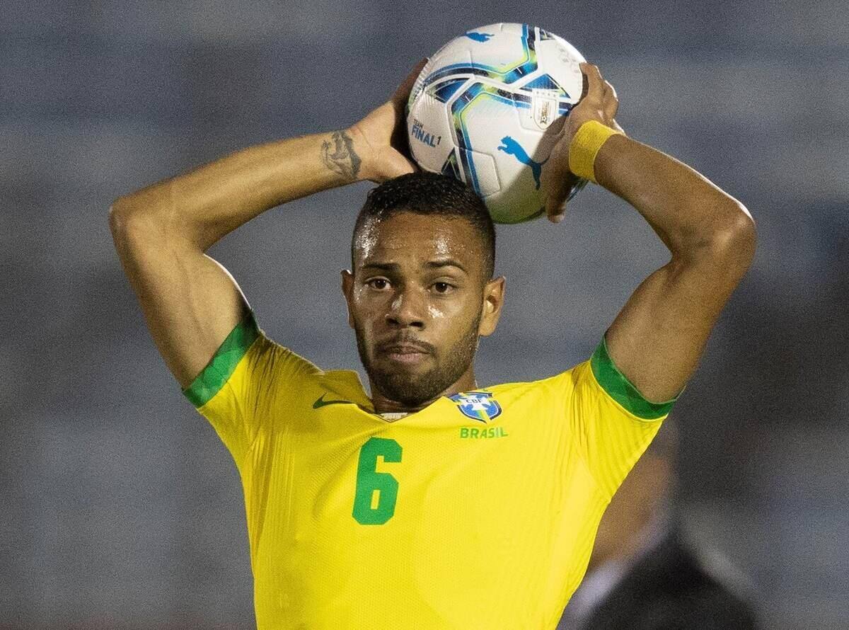 Renan Lodi fica de fora da seleção brasileira por não ter se vacinado, diz Tite